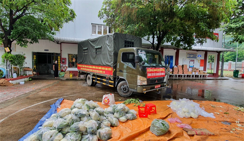 100 phần quà tặng bà con ở nhà trọ
