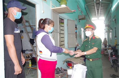 100 phần quà chia sẻ khó khăn với người dân Thuận An, tỉnh Bình Dương