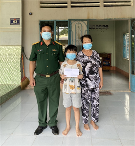 LLVT tỉnh Bình Phước “Nâng bước em đến trường”