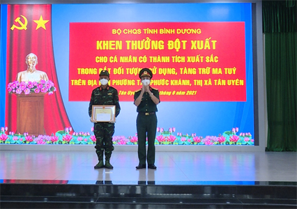 Khen thưởng chiến sĩ phát hiện bắt giữ đối tượng tàng trữ ma túy