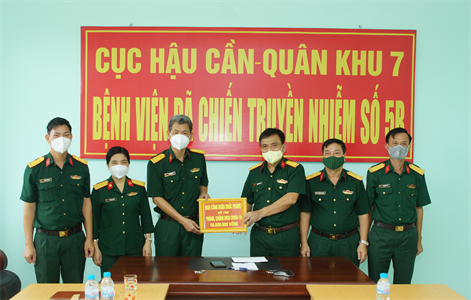 Ban Công đoàn Quốc phòng trao tiền hỗ trợ cho các đơn vị, cá nhân tuyến đầu chống dịch