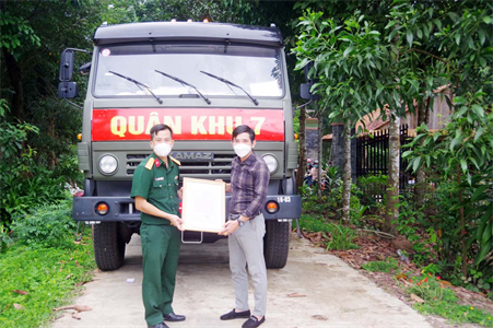 Lữ đoàn 77 tiếp nhận lương thực, thực phẩm hỗ trợ Nhân dân chống dịch