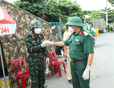 Cán bộ, chiến sĩ Quân đoàn 4 xông pha trong tâm dịch