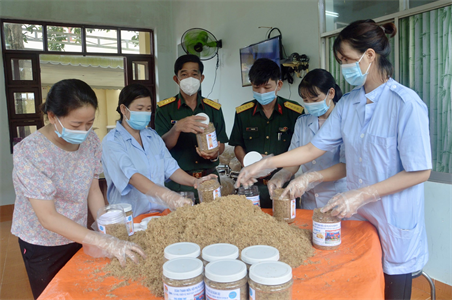 Chà bông, thịt hộp hỗ trợ lực lượng tuyến đầu