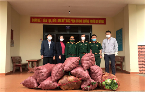 Đoàn Kinh tế - Quốc phòng Lâm Đồng tặng quà khu cách ly phòng chống covid-19 tại Đà Lạt