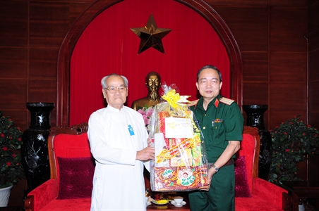 Tòa Thánh Cao Đài Tây Ninh chúc tết Bộ Tư lệnh Quân khu 7