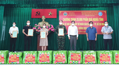 Sư đoàn 302 trao tặng 1.000 phần quà cho đồng bào vùng dịch