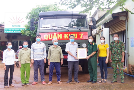 Lữ đoàn 77 tiếp nhận lương thực, thực phẩm hỗ trợ Nhân dân chống dịch
