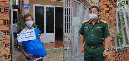 Hơn 200 suất quà tặng gia đình cán bộ, nhân viên và công nhân