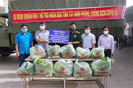 Sư đoàn 5: Hỗ trợ sản phẩm tăng gia sản xuất cho Nhân dân huyện Châu Thành, tỉnh Tây Ninh