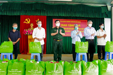 Thiếu tướng Phan Văn Xựng, Chính ủy Bộ Tư lệnh Thành phố tặng quà tại huyện Củ Chi