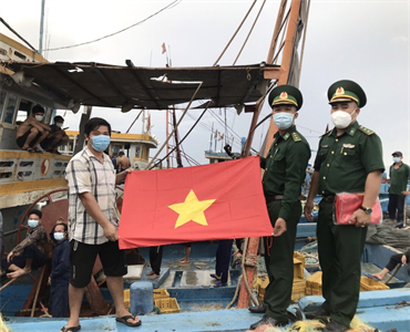 Bộ đội Biên phòng tỉnh Bình Thuận hỗ trợ ngư dân ra khơi trong điều kiện giãn cách xã hội