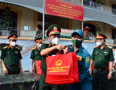 Bộ Quốc phòng trao tặng 100.000 phần quà và 4.000 tấn gạo hỗ trợ người dân có hoàn cảnh khó khăn