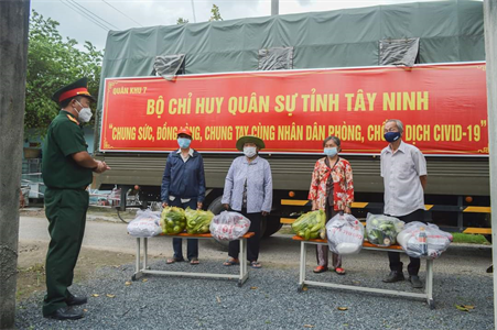 Phòng Kỹ thuật Bộ CHQS tỉnh Tây Ninh hỗ trợ Nhân dân vượt khó chống dịch