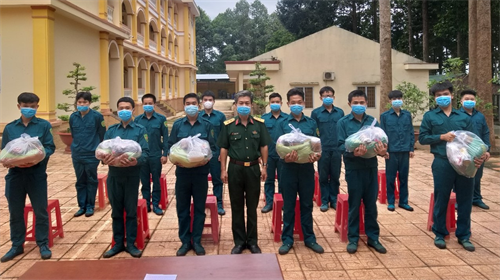 Ban CHQS thị xã Bình Long tặng quà gia đình lực lượng dân quân thường trực