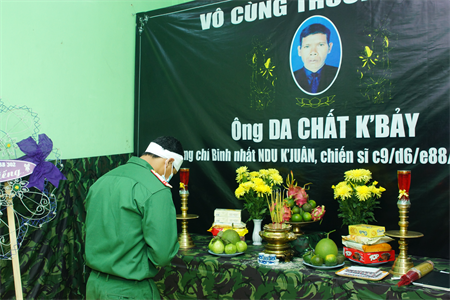 Binh nhất Ndu K’Juân bái vọng cha từ tuyến đầu chống dịch