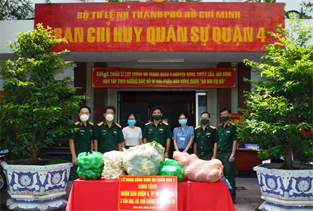 ​Lữ đoàn 25 tặng rau, củ, quả cho Nhân dân quận 4