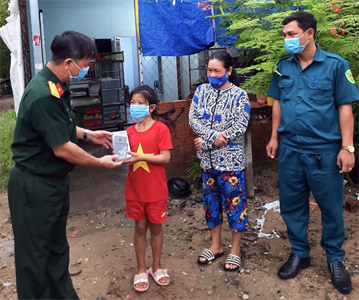 Ban CHQS TX.Phú Mỹ tặng học bổng và điện thoại thông minh cho học sinh có hoàn cảnh khó khăn