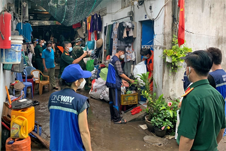 Tặng 200 phần quà cho người dân tại phường Đông Hưng Thuận, Quận 12