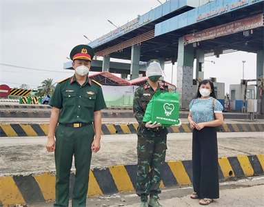 Tặng 150 suất quà cho cán bộ, chiến sĩ Trung đoàn Gia Định