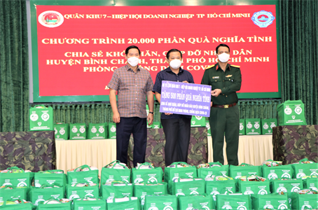 Quân khu 7 và các doanh nghiệp khởi động chương trình 20 ngàn phần quà hỗ trợ người dân vùng dịch gặp khó khăn