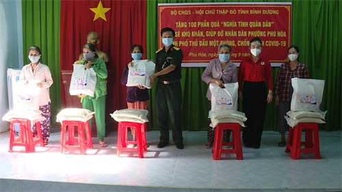 100 phần quà tặng Nhân dân phường Phú Hòa, thành phố Thủ Dầu Một