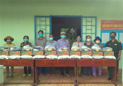 Đội K72, Bộ CHQS tỉnh Bình Phước tặng quà người dân khó khăn do dịch Covid-19