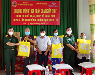 Bộ CHQS tỉnh Long An tặng quà gia đình đặc biệt khó khăn bị ảnh hưởng bởi dịch Covid-19