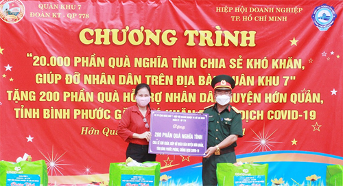 Đoàn Kinh tế - Quốc phòng 778 tặng quà người nghèo bị ảnh hưởng dịch Covid-19