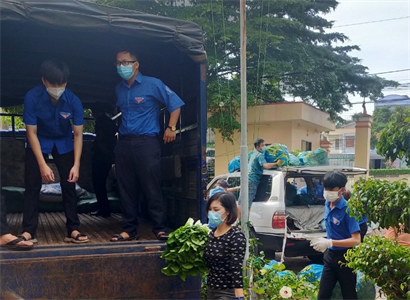 Bộ CHQS tỉnh Bình Phước chuyển lương thực, thực phẩm đến phường 10, quận Tân Bình, TPHCM