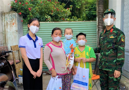 Đoàn cơ sở Trung đoàn 5, Sư đoàn 5 mang "Tết Trung thu yêu thương, đầm ấm mùa Covid-19” đến với trẻ em hoàn cảnh khó khăn