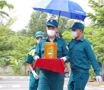 Đưa tro cốt người tử vong vì Covid-19 về với gia đình