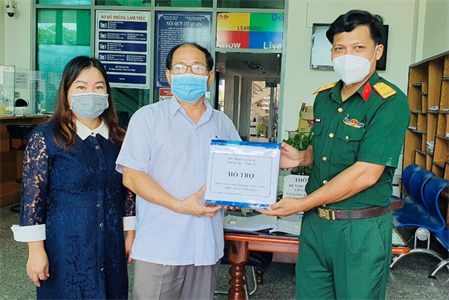Đoàn thanh niên Bộ CHQS tỉnh BR-VT hỗ trợ thiết bị học trực tuyến cho các em học sinh