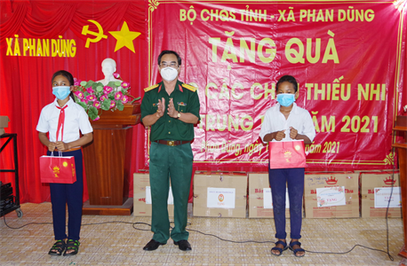 Bộ CHQS tỉnh Bình Thuận tặng 370 phần quà tết Trung thu