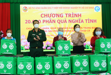 Quân khu 7 tặng 500 phần quà cho người dân Trảng Bom