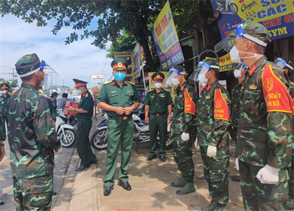 Chính ủy Sư đoàn 5 thăm, động viên cán bộ, chiến sĩ thực hiện nhiệm vụ ở tỉnh Bình Dương