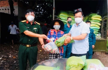 Ban CHQS thị xã Phú Mỹ tặng 300 suất quà cho người dân khó khăn do ảnh hưởng dịch Covid-19