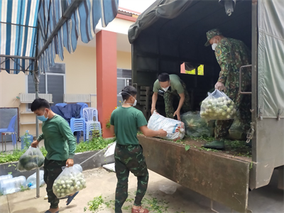 Bộ CHQS tỉnh Bình Phước chuyển lương thực, thực phẩm giúp quận Bình Thạnh, TPHCM