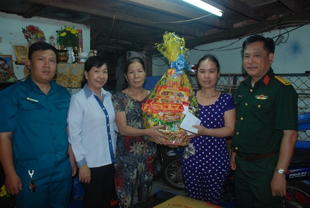 Lữ đoàn công binh 25 thăm, tặng quà gia đình chiến sĩ tại ngũ