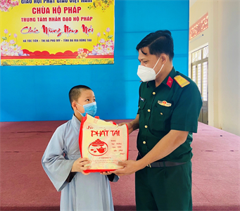 Bộ CHQS tỉnh Bà Rịa-Vũng Tàu tặng quà Trung thu cho trẻ em mồ côi