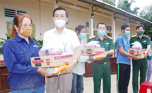 100 phần quà tặng hộ đồng bào dân tộc thiểu số