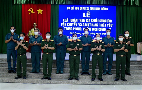 Tăng cường 100 cán bộ, chiến sĩ tham gia vận chuyển các mặt hàng thiết yếu phục vụ người dân