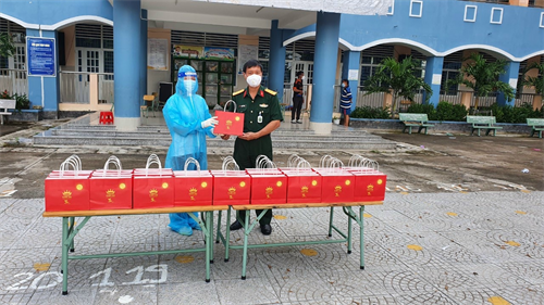 Tặng quà Trung thu các cháu thiếu nhi F0