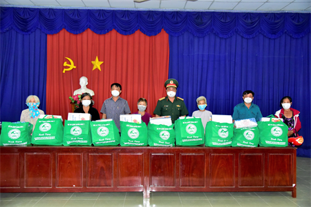 Thiếu tướng Đỗ Văn Bảnh tặng quà cho người dân xã Mỹ Hạnh Nam, huyện Đức Hòa, tỉnh Long An