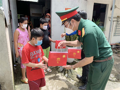Tặng quà trung thu cho thiếu nhi tại các khu nhà trọ quận Bình Thạnh