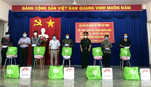 Bộ CHQS tỉnh Tây Ninh hỗ trợ Nhân dân huyện Tân Châu vượt khó chống dịch