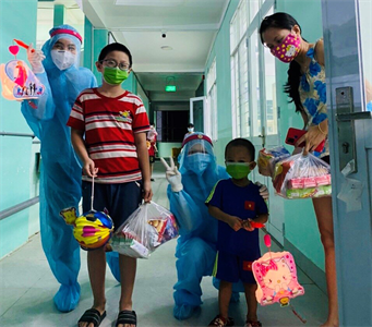 Ban CHQS thành phố Vũng Tàu tặng quà Trung thu cho 145 cháu thiếu nhi