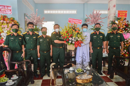 Bộ CHQS tỉnh Tây Ninh chúc mừng Tòa thánh Cao Đài Tây Ninh