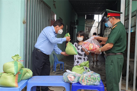 Ban CHQS Thị xã Phú Mỹ tặng hơn 300 phần quà cho người lao động nghèo