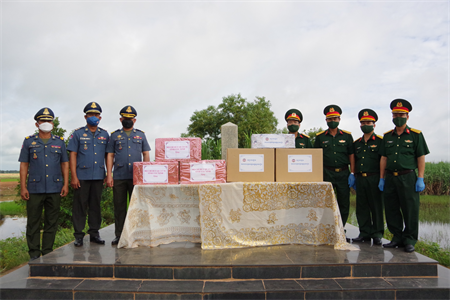 Bộ Chỉ huy Hiến binh tỉnh Svay Rieng tặng Bộ CHQS tỉnh Tây Ninh vật tư y tế phòng, chống dịch